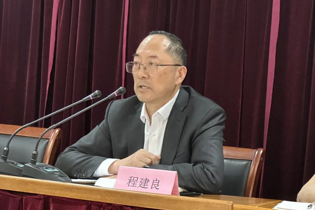 Changshu Polyester uspořádal schůzku pro kádry na střední úrovni, inženýrství a technický personál a marketingový personál