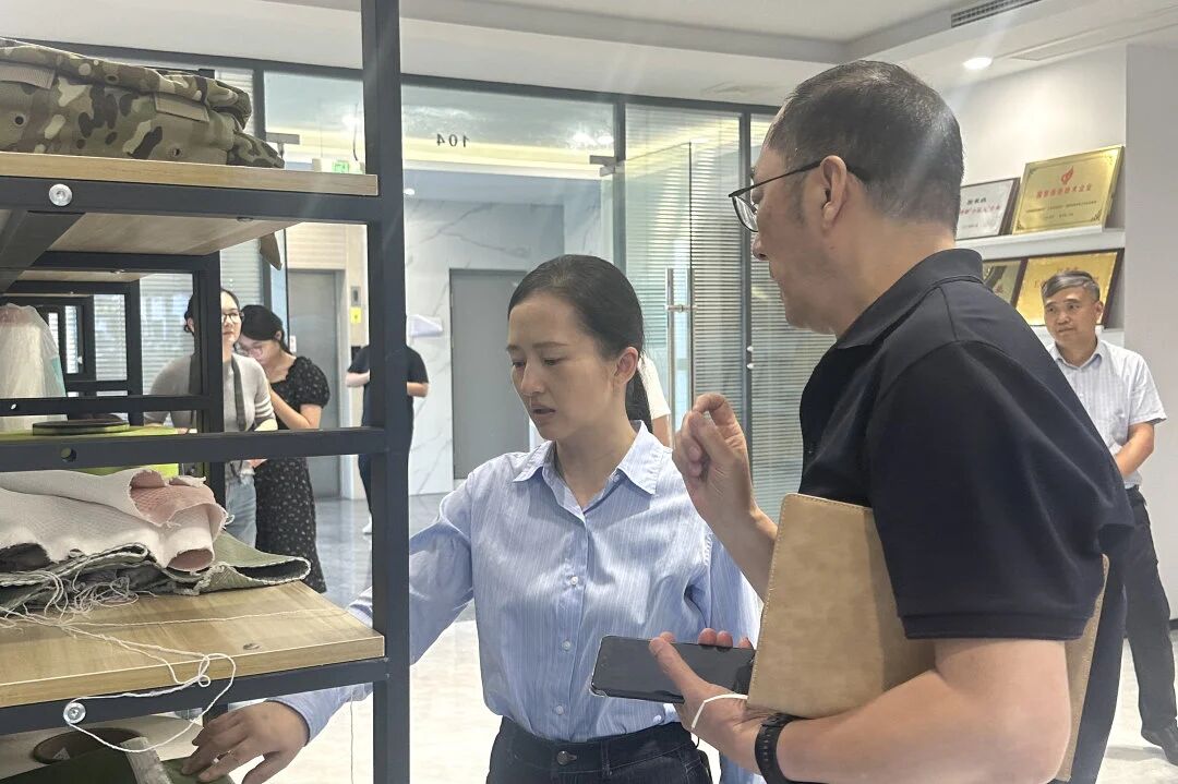 Zhou Xiao, člen stálého výboru Výboru městské strany, ministr oddělení propagandy a ministr frontského oddělení United Front, navštívil výzkum Changshu Polyester pro výzkum